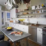 Eklektisk kitchen with open shelving