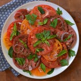 Opskrift: Heirloom Tomato Salad with Pomegranate-Sumac Dressing