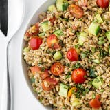 Opskrift: Summer Farro Salad with Tomatoes, Cucumbers & Basil