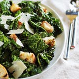 Recept: Garlicky Grilled Kale Salad with Grilled Bread