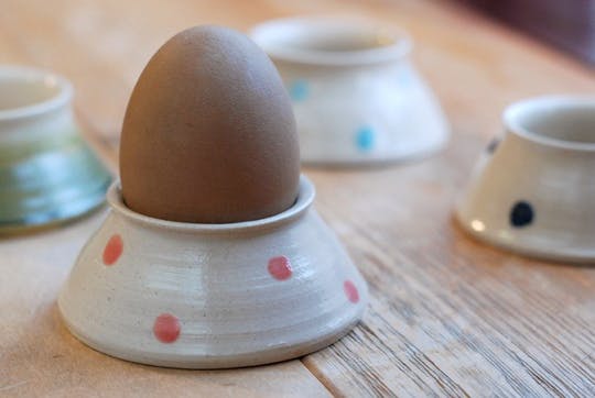 -Hand gegooid Ceramic Egg Cup from The Village Pottery