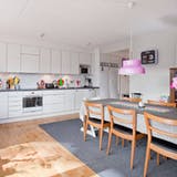 skandinavisk white kitchen with pink pendant lamps