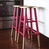 Berwarna merah muda and gold barstools