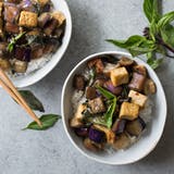 Paistetut Garlic Tofu and Eggplant